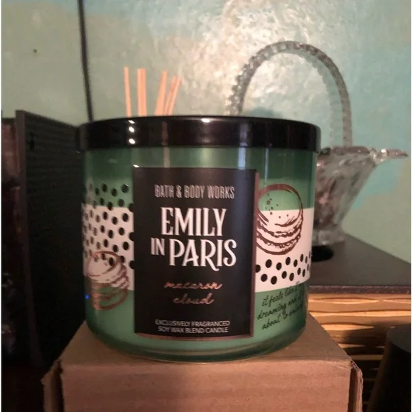 NWT Bath & Body Works Emily In Paris “ Macaron Cloud” 3- Wick Candle - Picture 1 of 4